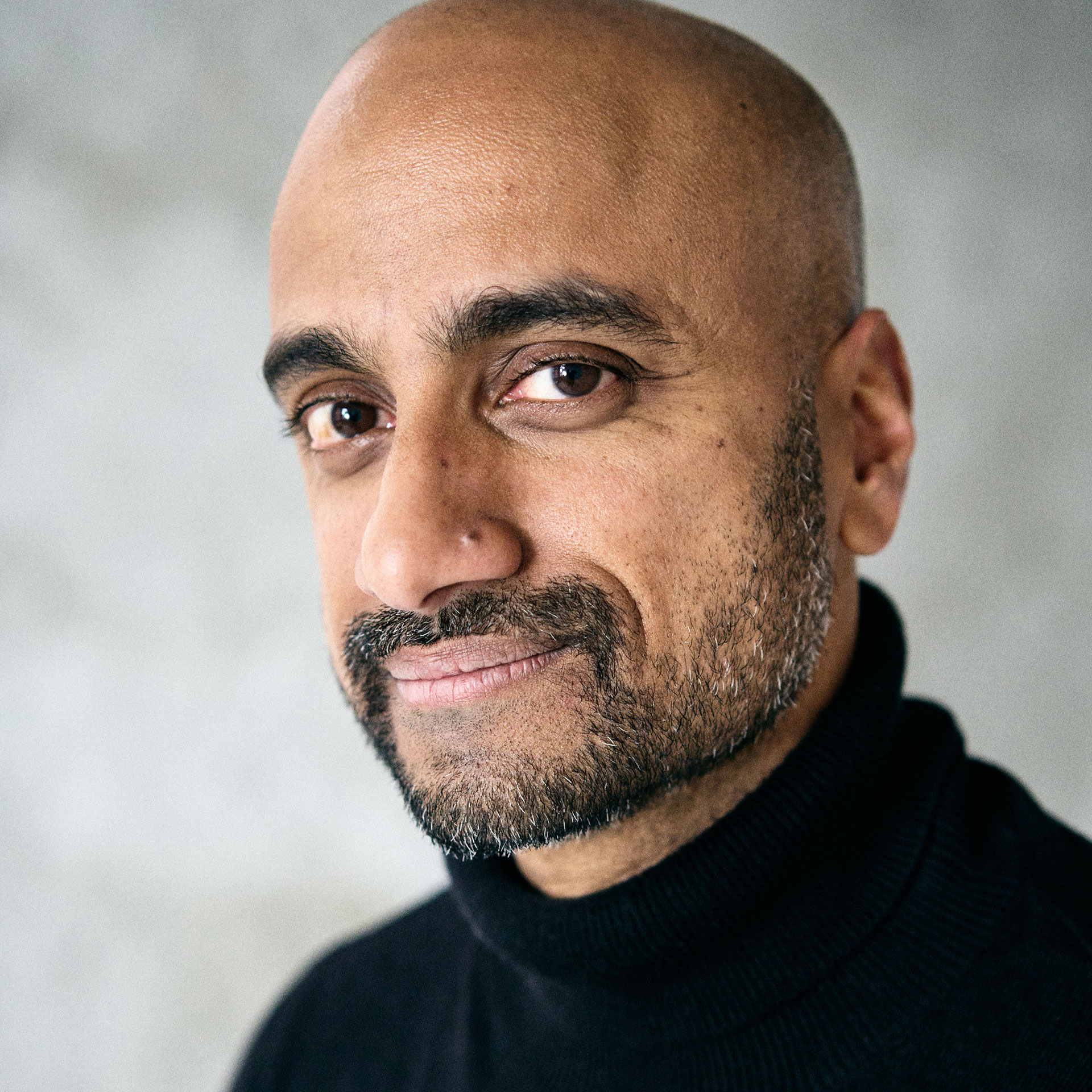 Porträt des Schauspielers Murali Perumal in Berlin. Headshot of the actor Murali Perumal in Berlin.